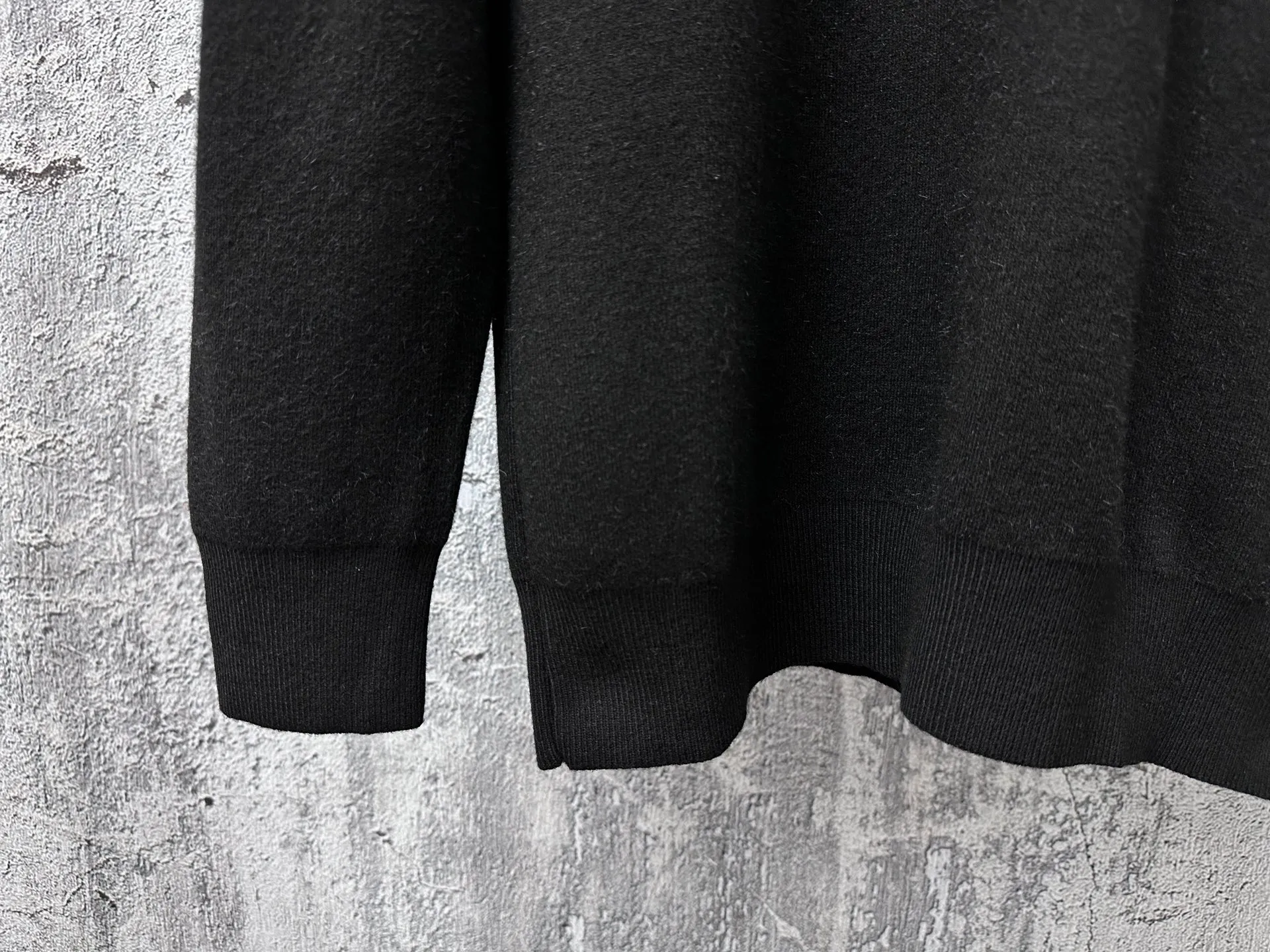 P300 [Chrome Hearts] Chrome Hearts 2025 new autumn and winter knitted fleece sweater is simple and elegant, easy to match and versatile, extremely high-grade, perfectly integrated into fashion and style, a top fashionable style that is perfect for outer wear! The whole thing gives people a natural feeling! The ultimate classic versatile short-sleeved T-shirt, using the latest three-dimensional logo elements to highlight the concave and convex texture! The ultimate heavy work, the ultimate perfection! Size: S-3XL